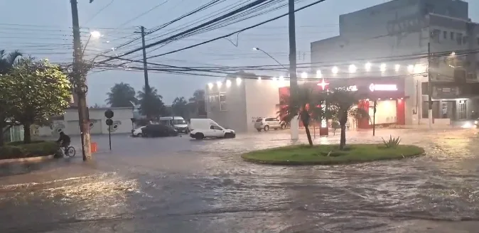 VÍDEOS | Temporal alaga ruas, deixa veículos submersos e trânsito caótico na Grande Vitória