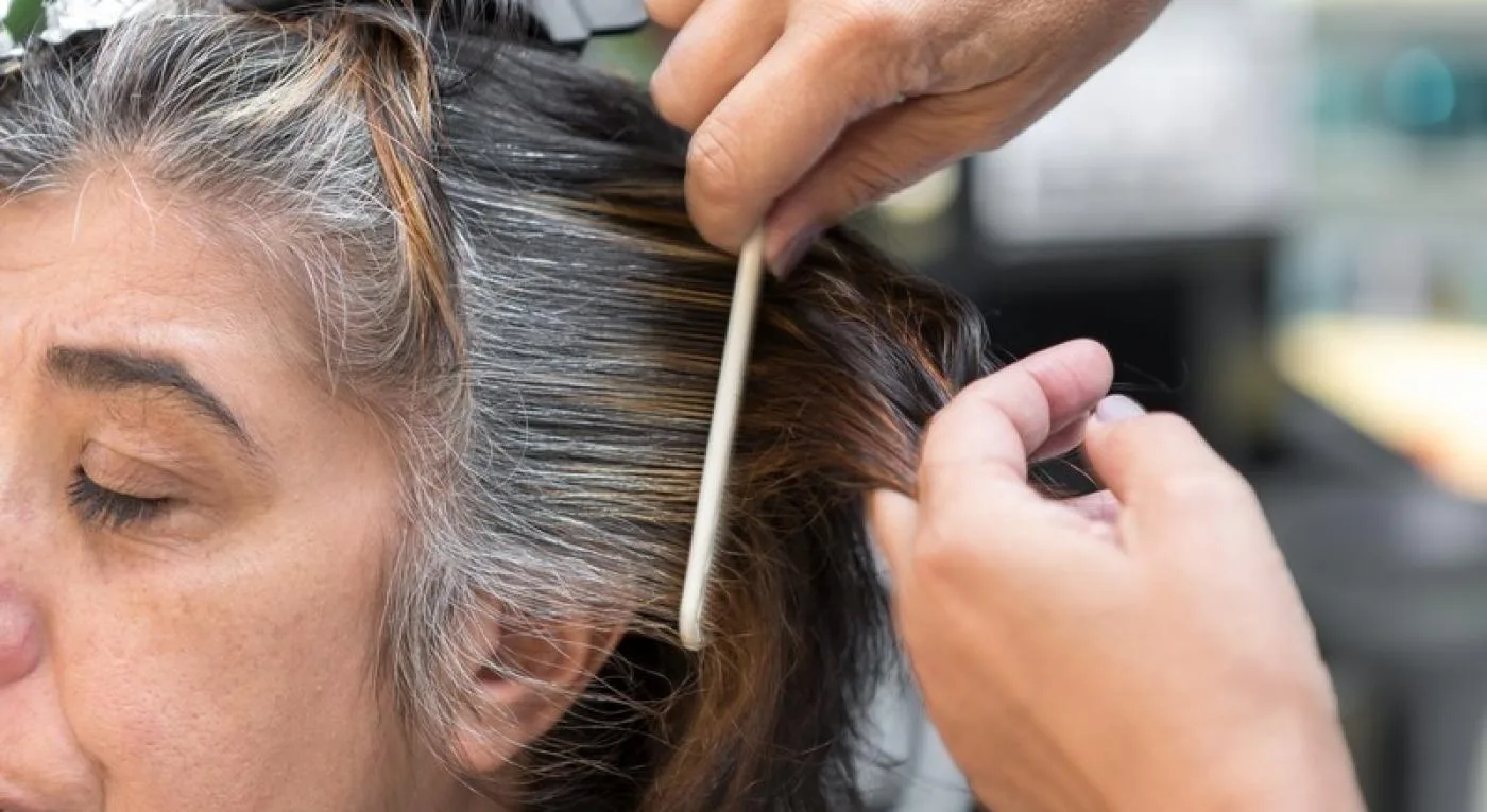 Adeus, amônia: tinta natural com 3 ingredientes cobre da raiz às pontas do cabelo branco e dá fim aos fios secos