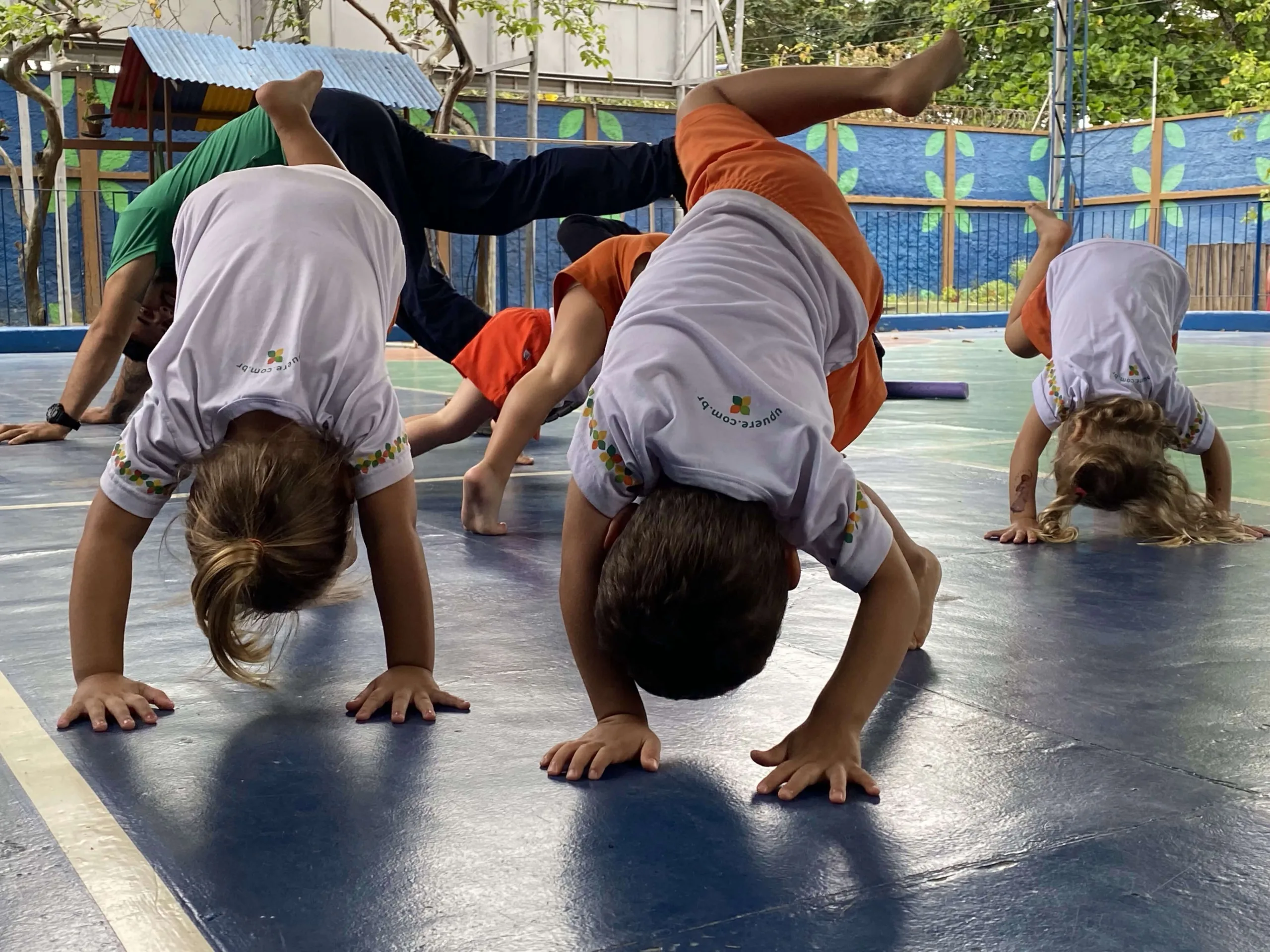 Crianças que são matriculadas mais cedo na escola se desenvolvem melhor