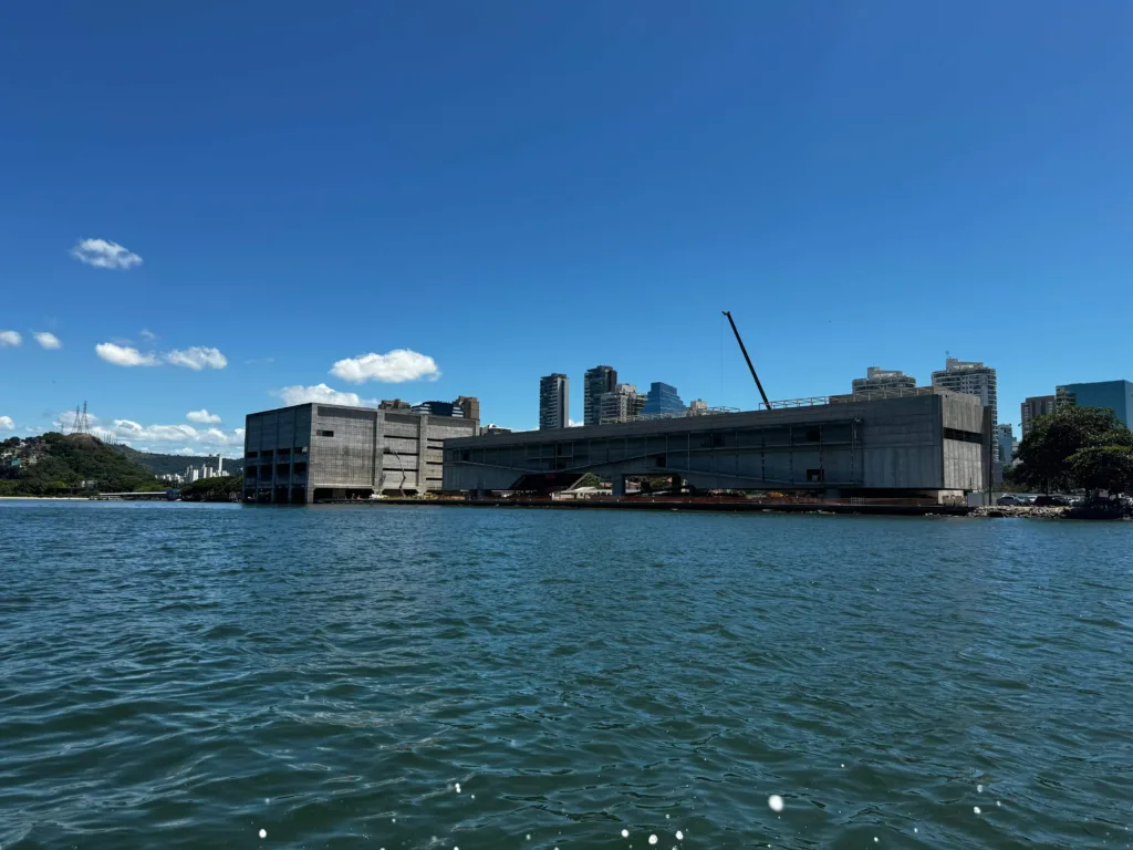 O Cais das Artes visto da baía da Enseada, em Vitória (Foto: Pedro Permuy)