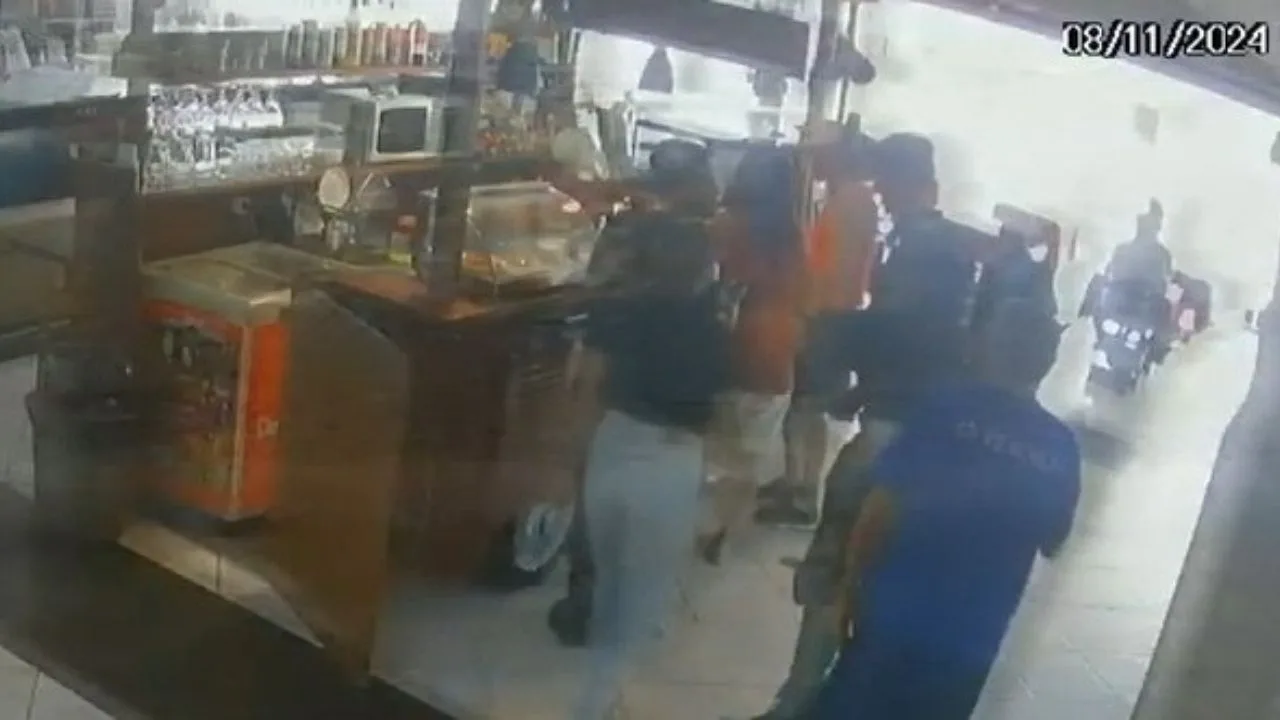 VÍDEO | Policiais flagrados com presidiário em restaurante são afastados no ES