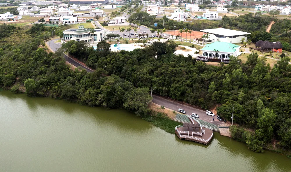 Loteamentos contam com imensas áreas verdes, quintal e lagoa