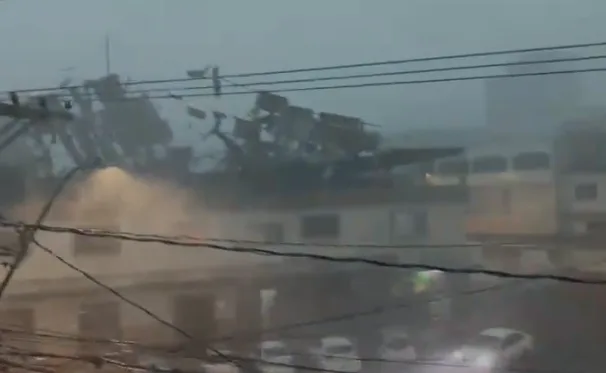 VÍDEO | Tornado? Chuva arranca telhado de prédio em Vila Velha