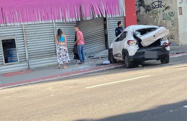 Carro atinge loja de eletrodomésticos após capotar em Vitória