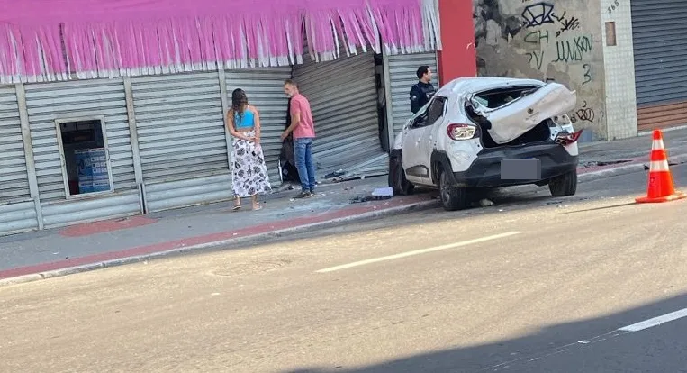 Carro atinge loja de eletrodomésticos após capotar em Vitória