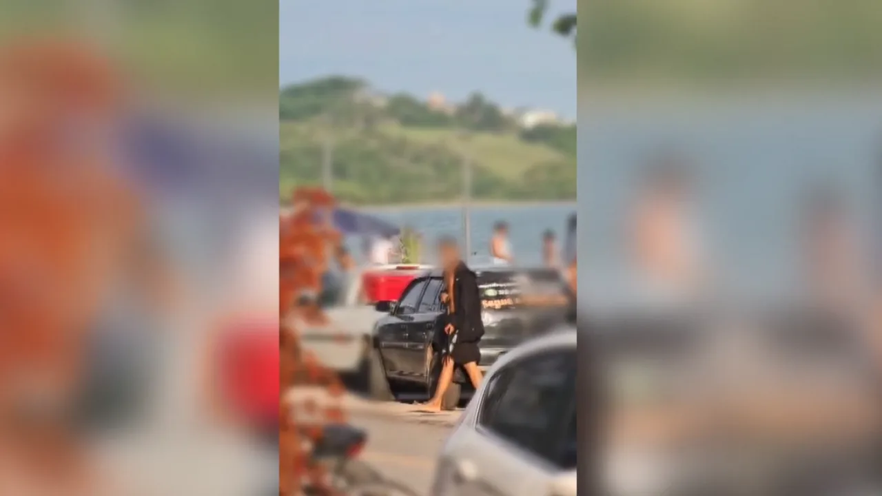 Vídeo flagra adolescente com arma nas mãos na praia de Piúma