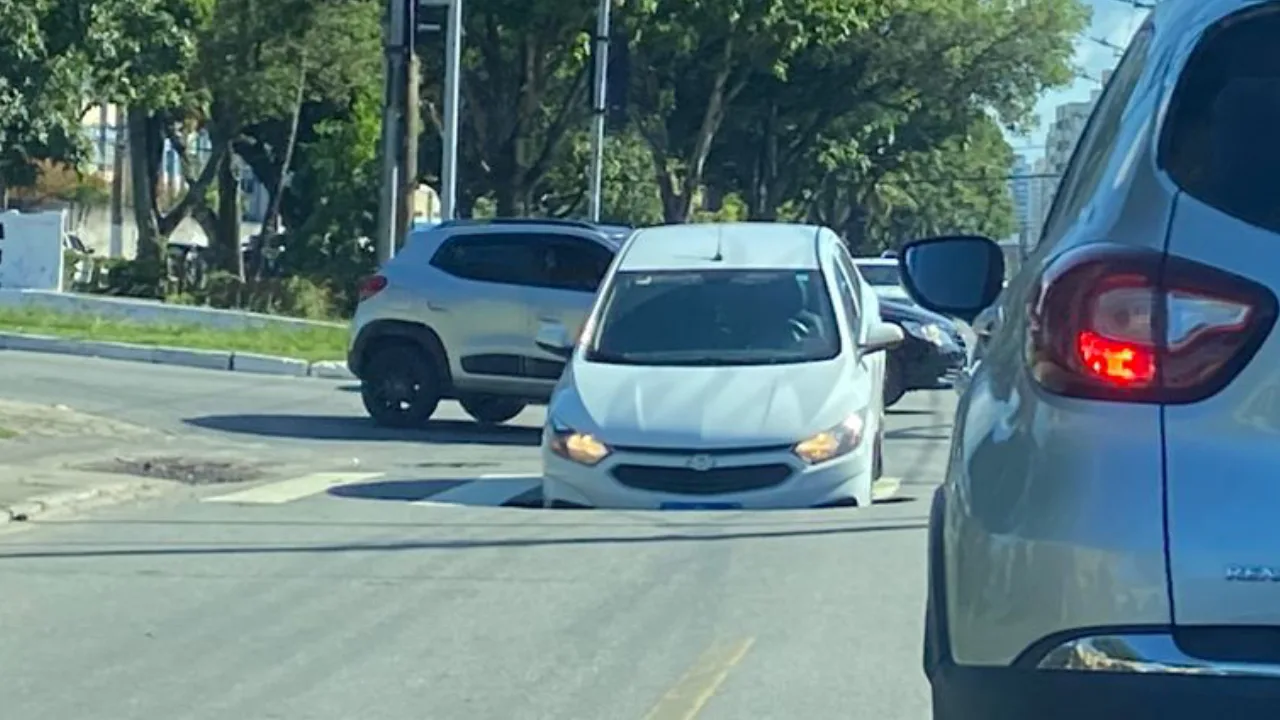 Asfalto cede e carro é "engolido" por buraco em Vila Velha