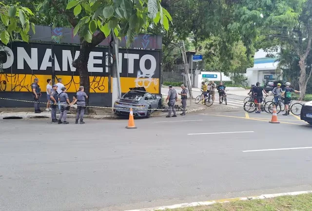 Motorista de Porsche atropela ciclista em Pinheiros