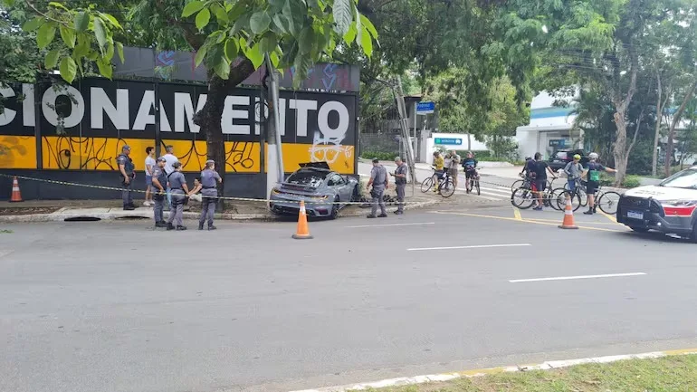 Motorista de Porsche atropela ciclista em Pinheiros