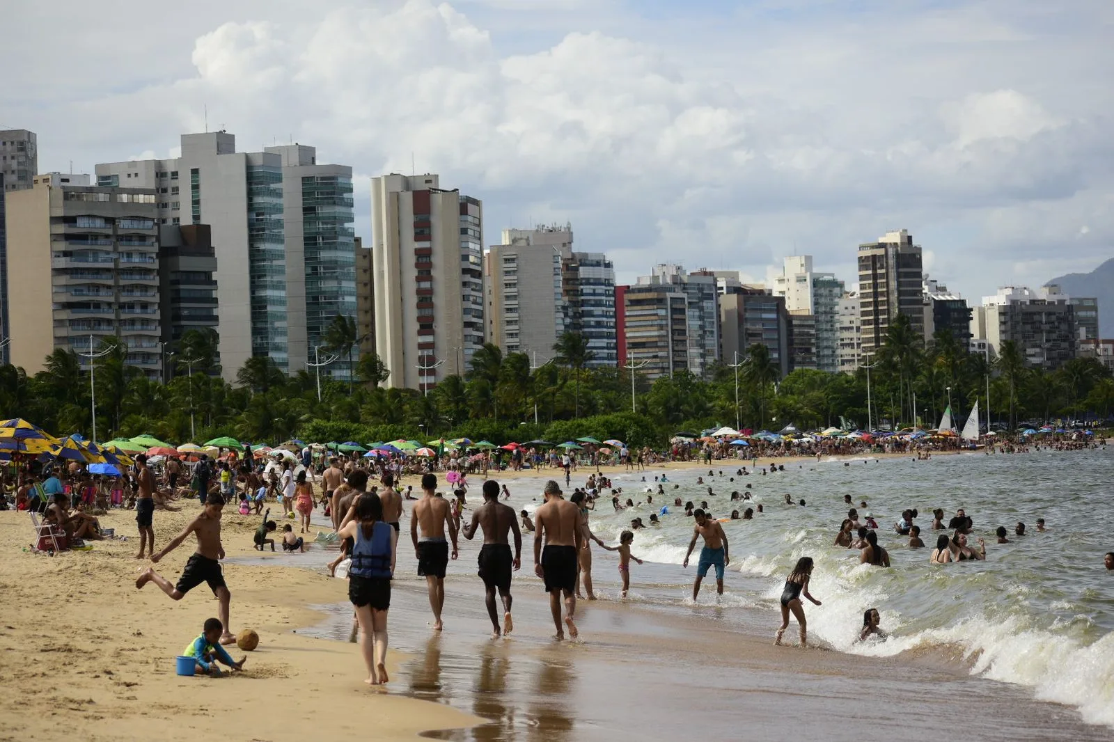 Praias ficam lotadas na Grande Vitória no último sábado do ano; veja fotos