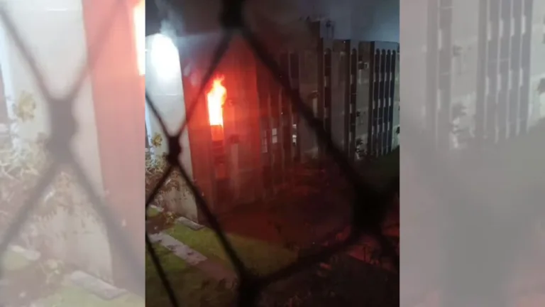 Incêndio destrói apartamento na Serra e morador é levado para hospital