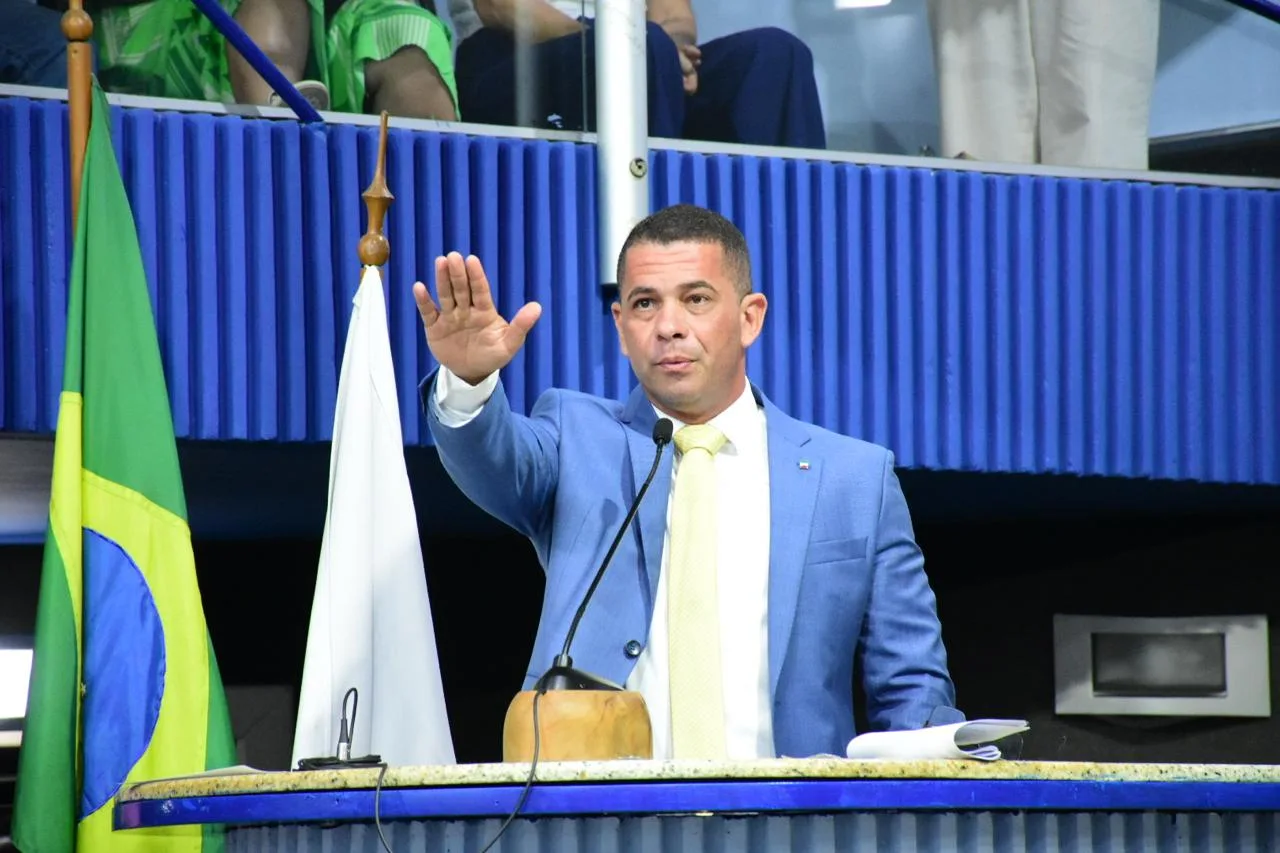 Anderson Goggi durante juramento de posse na Câmara de Vitória (foto: Thiago Soares/FV)