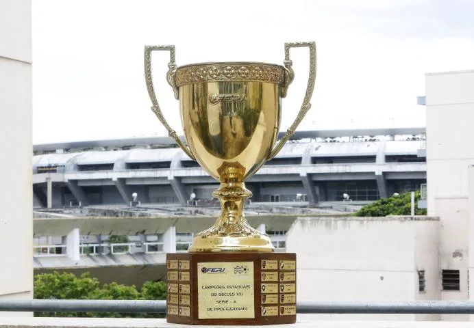 Carioca muda linha do VAR, aumenta número de estrangeiros e tem o Troféu Zico