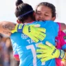 Taii abraça a goleira Lelê Lopes na final do Mundial de Clubes de Beach Soccer em 2024