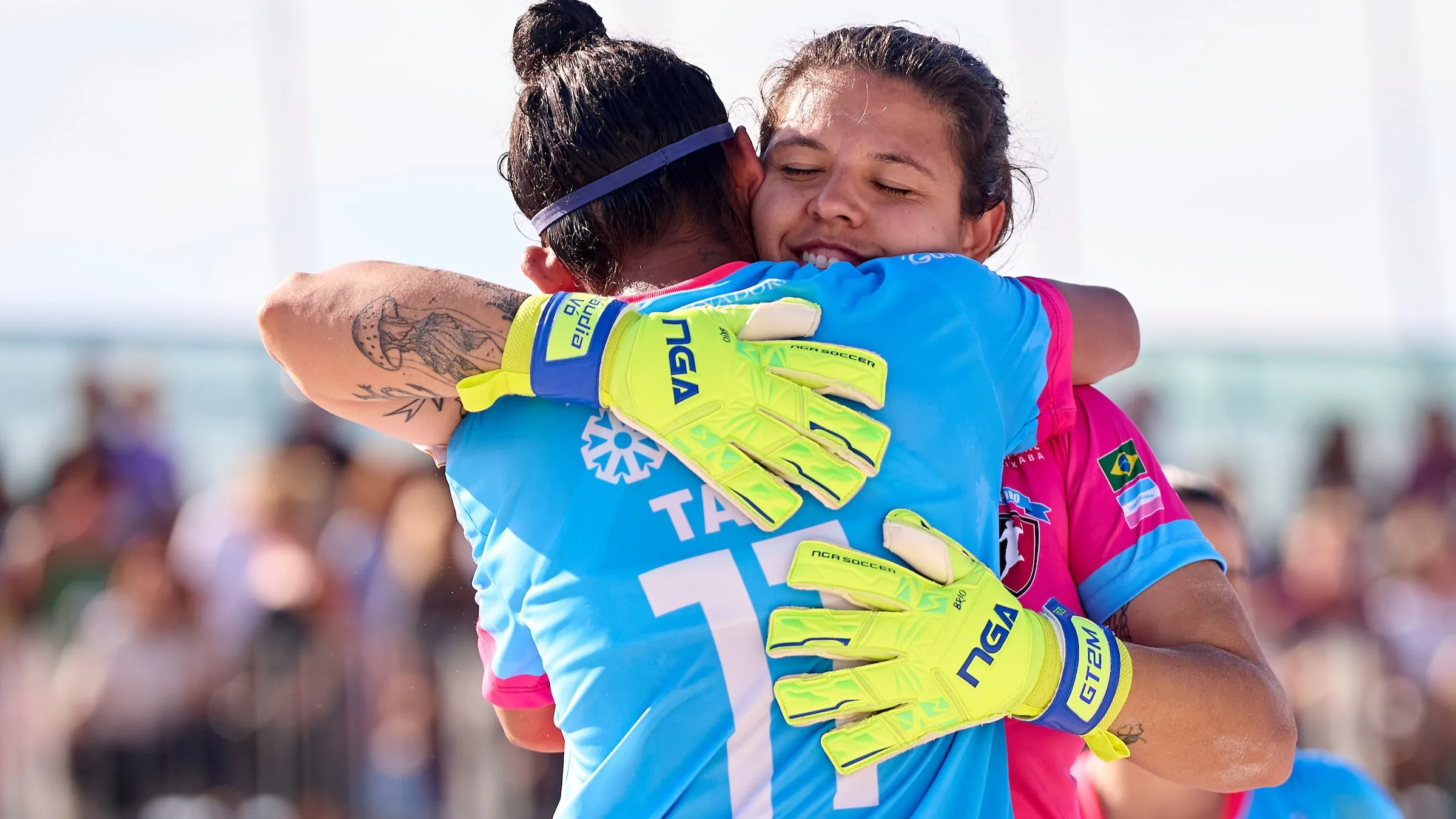 Taii abraça a goleira Lelê Lopes na final do Mundial de Clubes de Beach Soccer em 2024