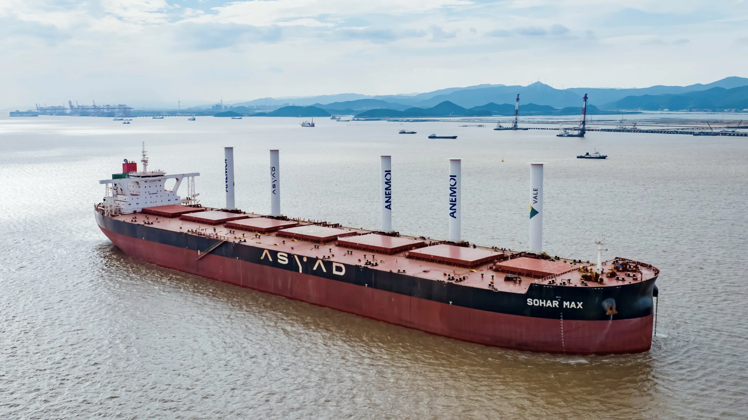 Gigante do mar parte de Vitória para cruzar oceano com força do vento