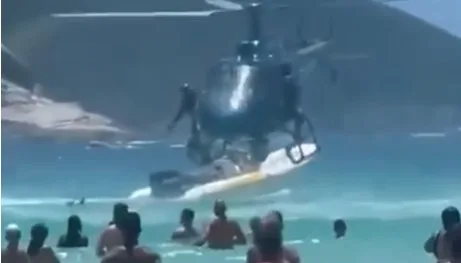 VÍDEO l Fuzil cai de helicóptero da PM no mar e banhista devolve arma