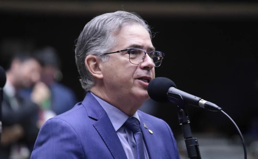 Estão "armando uma bomba no Congresso" com PEC da escala 6x1, diz presidente da FPE