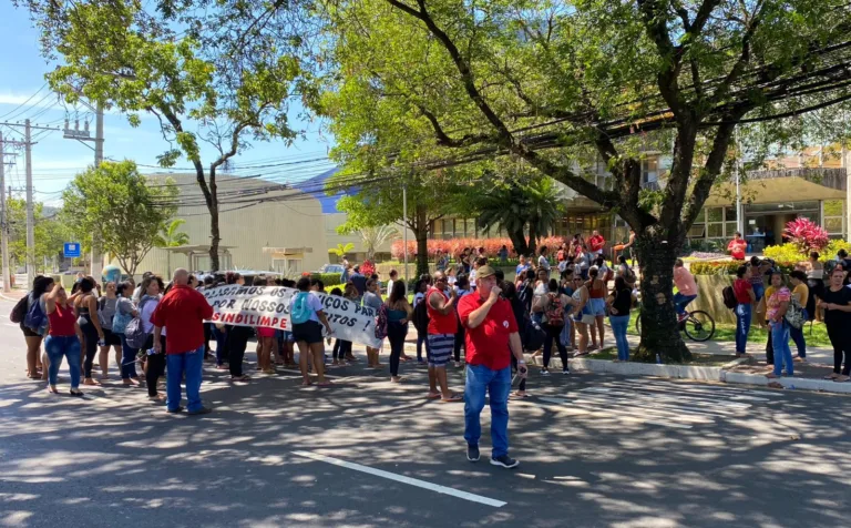 Funcionários de limpeza de terceirizada protestam em frente à Prefeitura de Vitória