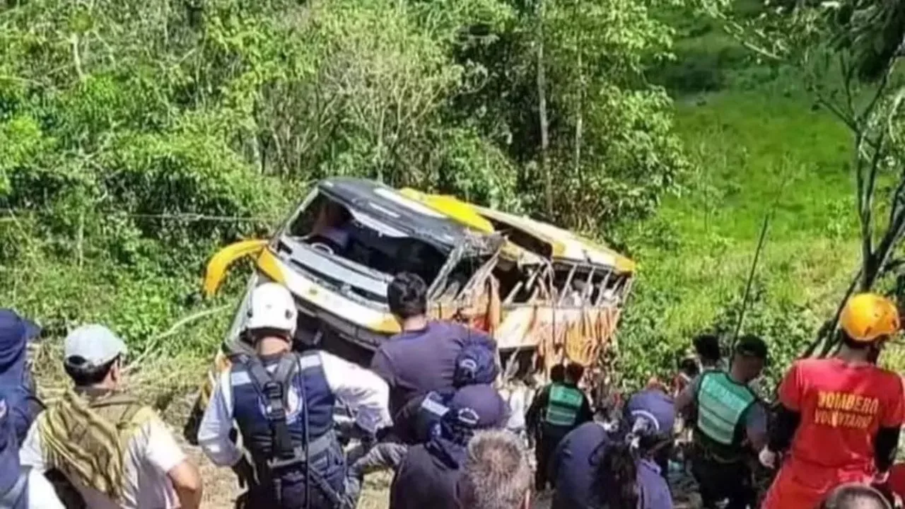 Ônibus com estudantes cai de penhasco e deixa 11 mortos