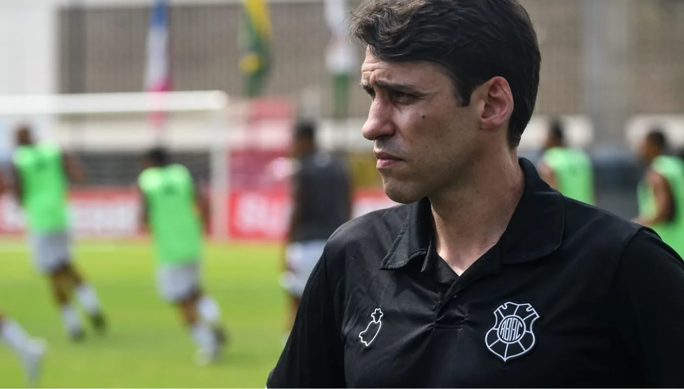 Técnico do Rio Branco, Ricardo Colbachini, durante o clássico contra o Vitória no Kleber Andrade.