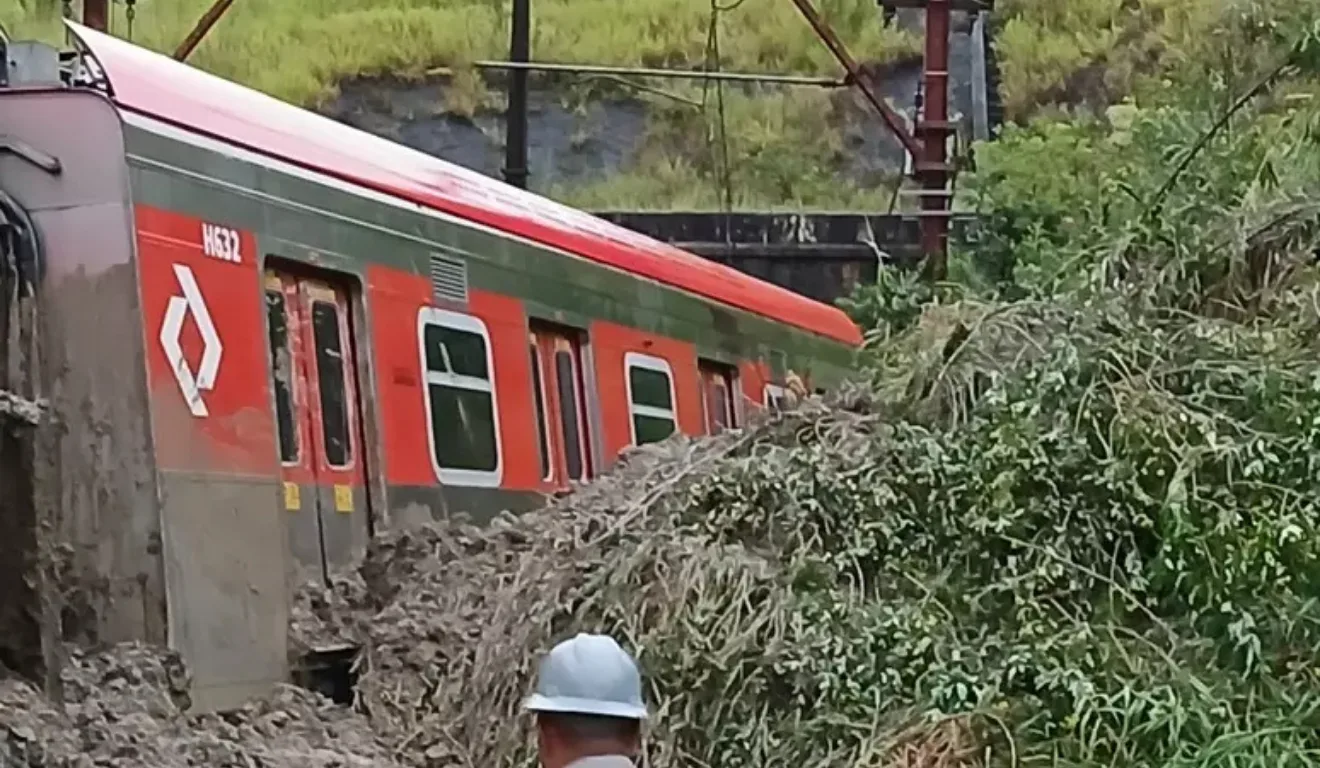 Trem da CPTM é atingido por deslizamento de terra