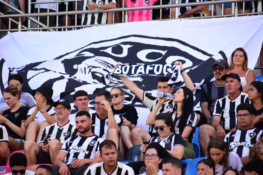 Torcida do Botafogo no Kleber Andrade, em Cariacica (Foto: Thiago Soares/Folha Vitória