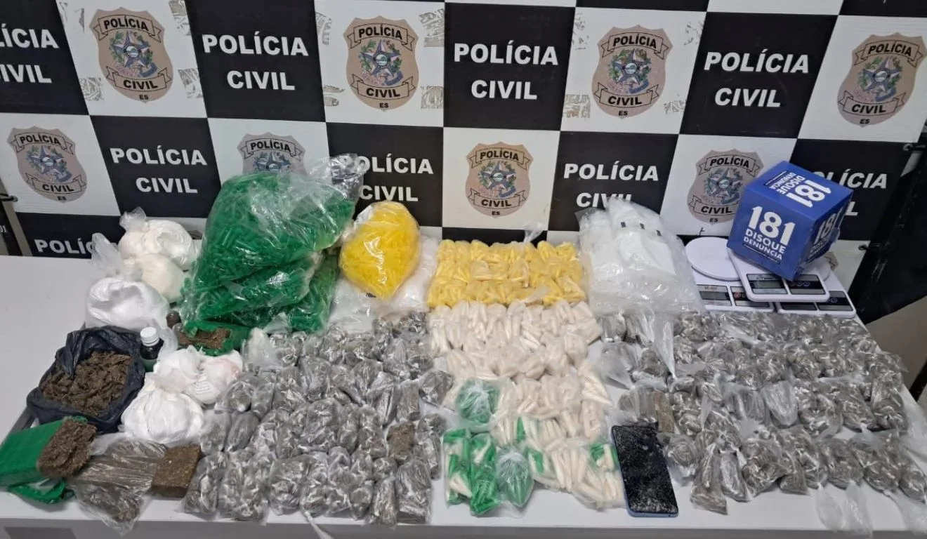 Polícia deteve suspeita e apreendeu drogas e materiais de preparo. Foto: Divulgação/ PCES