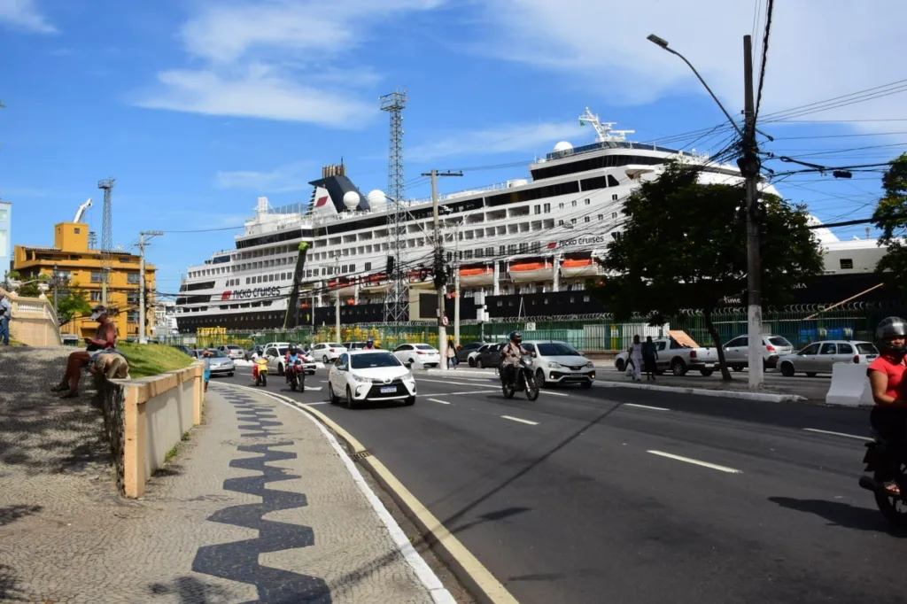 Cruzeiro português Vasco da Gama atraca no Porto de Vitória