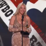 Beyonc&eacute; recebendo o pr&ecirc;mio de &Aacute;lbum do Ano no Grammy 2025