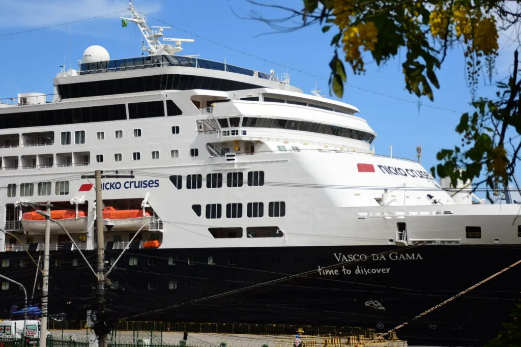 Cruzeiro português Vasco da Gama atraca no Porto de Vitória