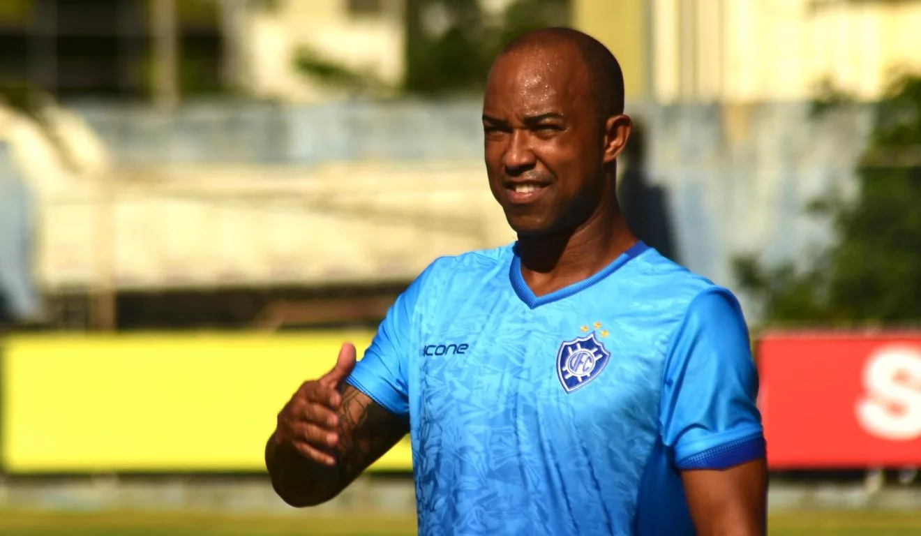 Atacante Edinho no treino do Vitória