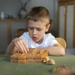 Garoto autista em terapia