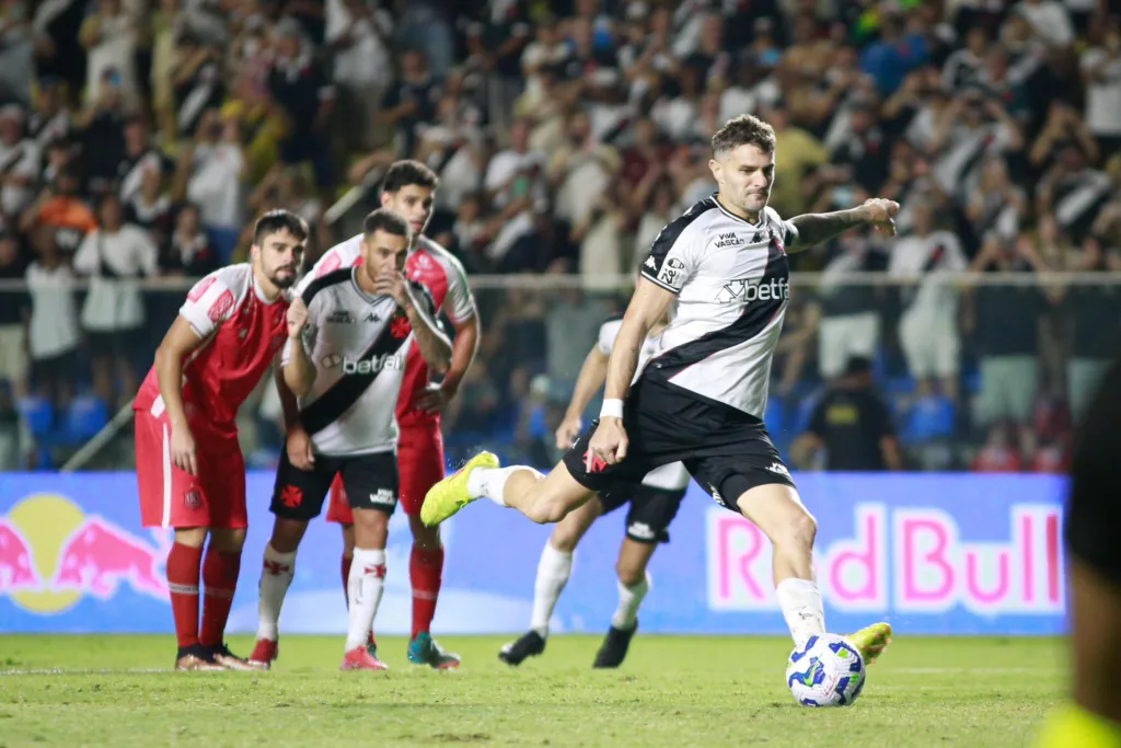 Vegetti cobra pênalti na vitória do Vasco sobre o União Rondonópolis-MT no Kleber Andrade