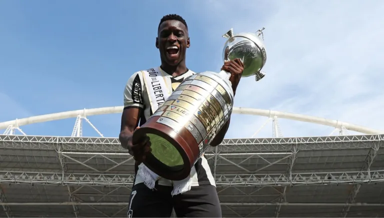 Luiz Henrique com o troféu da Libetadores