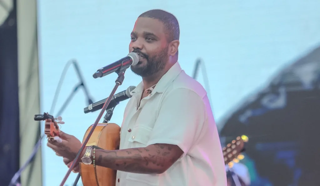 Arlidinho Cruz, filho de Arlindo Cruz, tocando cavaquinho e cantando