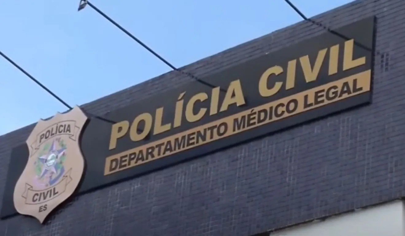 Corpo foi levado ao Departamento Médico Legal (DML) de Vitória. Foto: Reprodução/ TV Vitória