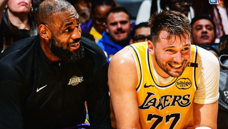 LeBron James e Luka Doncic sentados lado a lado, sorrindo