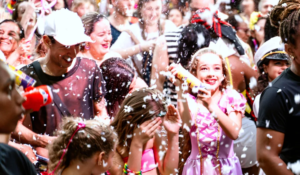 Pessoas no bloco de carnaval de Guarapari em 2024