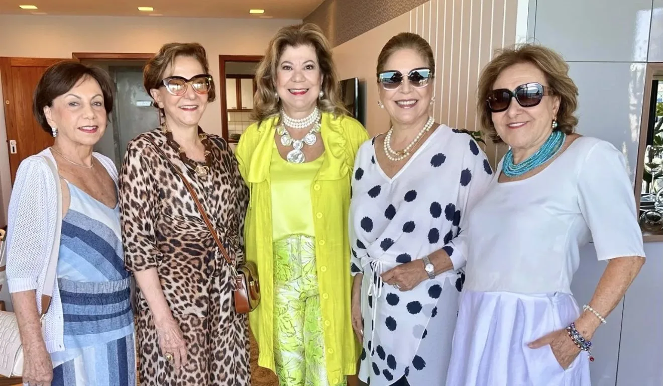 A aniversariante Valeria entre as amigas Alzira Torres, Martha Paiva, Leticia Pernambuco e Carlota Gottardi