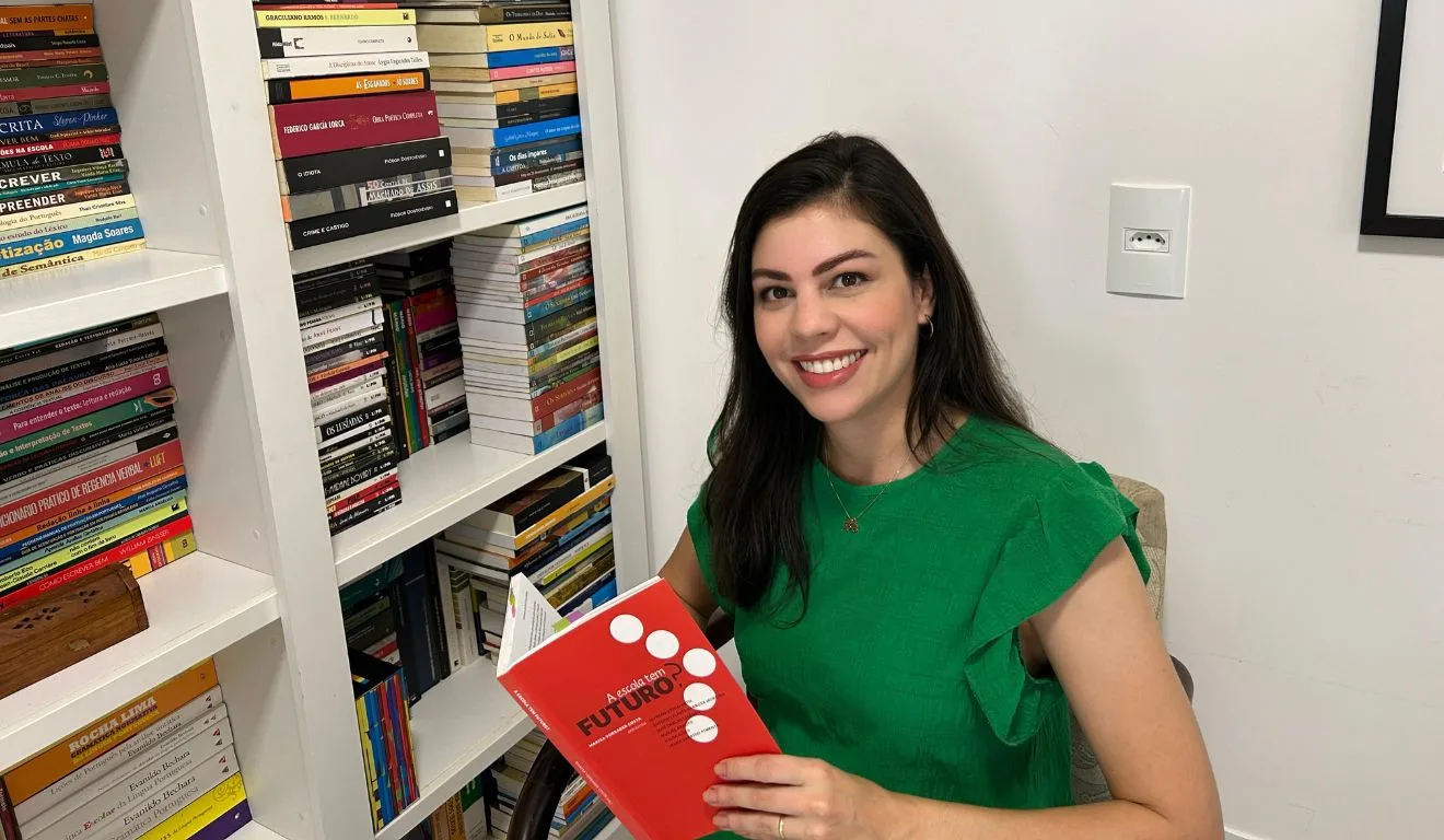 Larissa O'Hara com o livro "A escola tem futuro?". Foto: Acervo pessoal