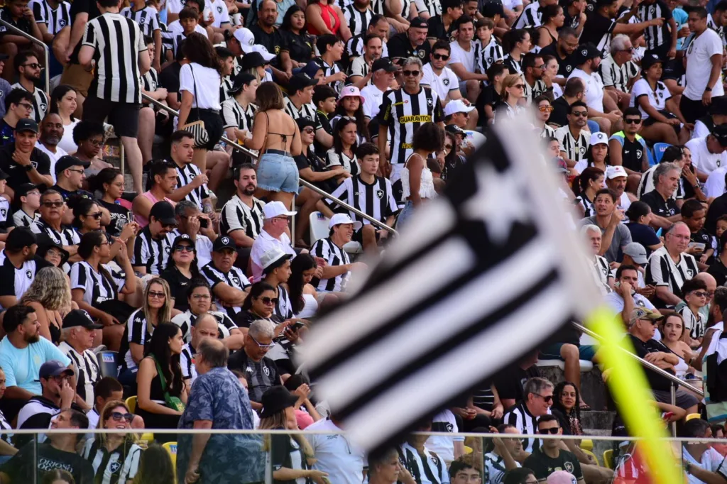 Torcida do Botafogo no Kleber Andrade, em Cariacica (Foto: Thiago Soares/Folha Vitória