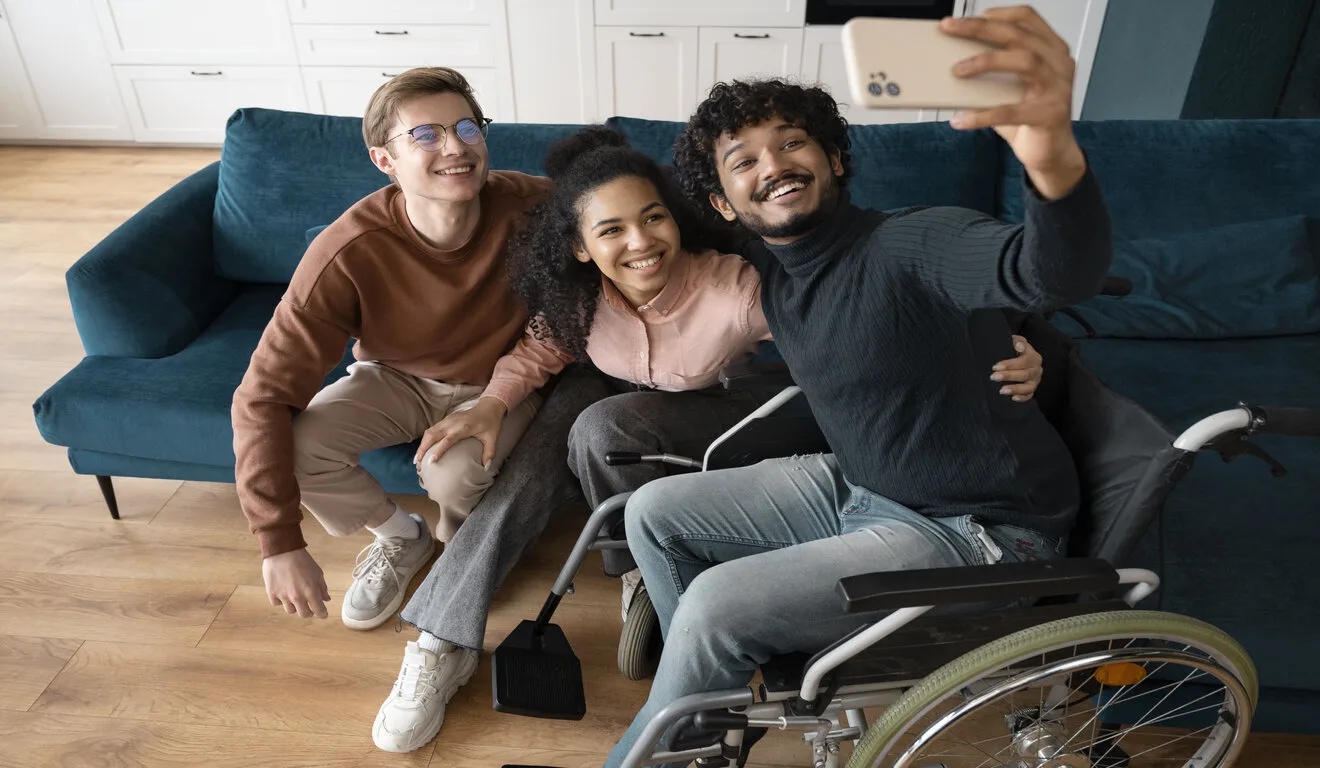 Trio de amigos, um deles em cadeira de rodas