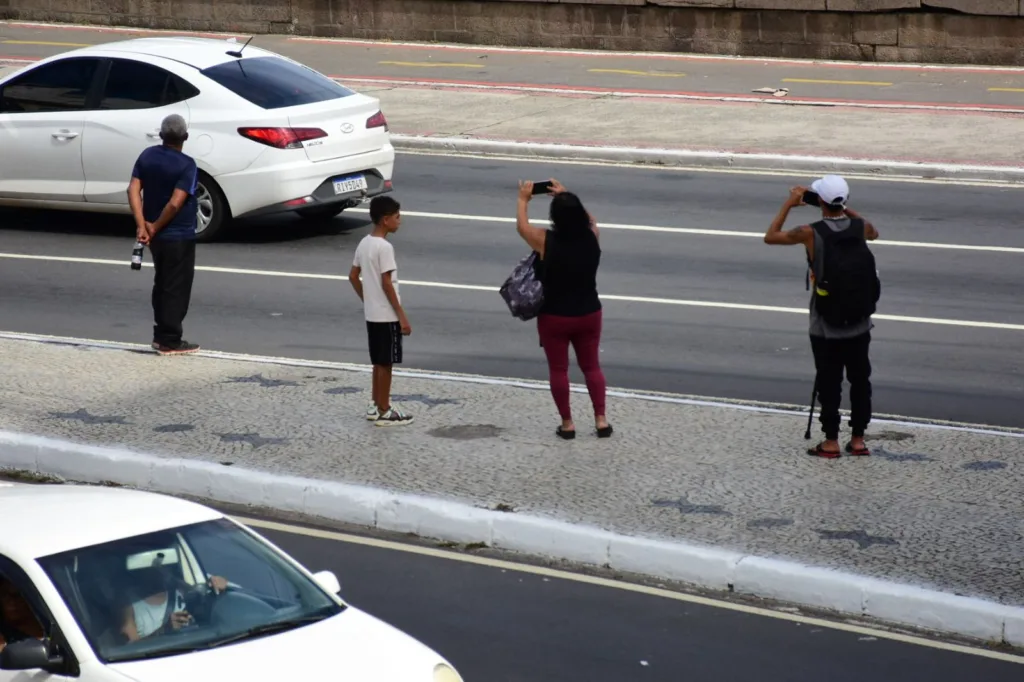 Capixabas tiram fotos do cruzeiro Vasco da Gama, que atracou no Porto de Vitória