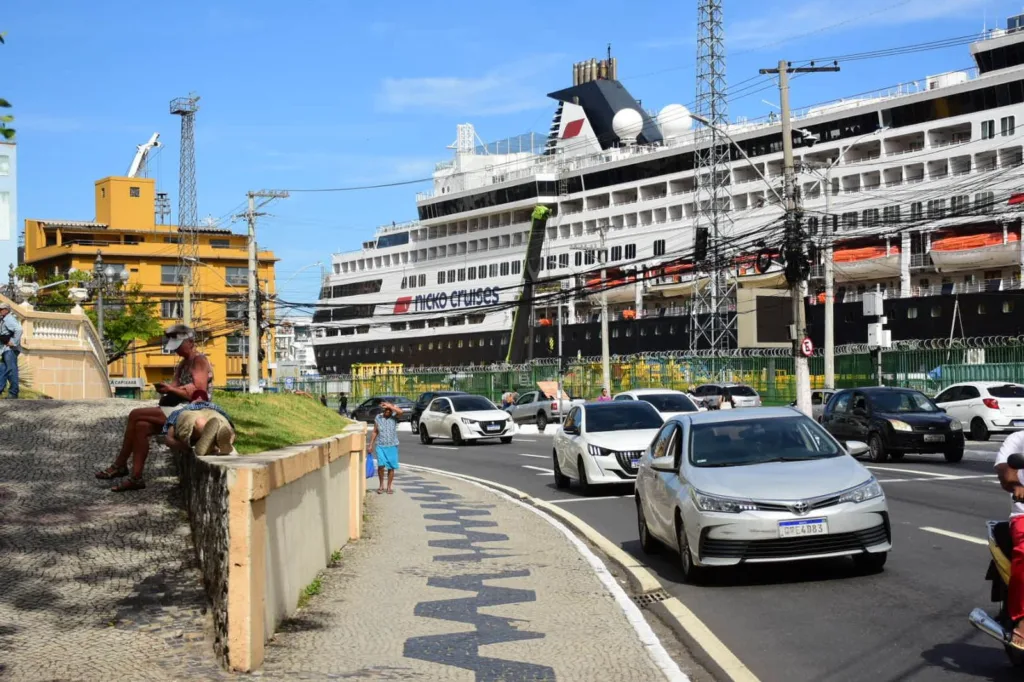 Cruzeiro português Vasco da Gama atraca no Porto de Vitória