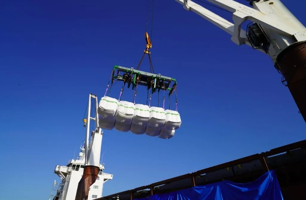 Embarque de café pelo sistema de break bulk (em grandes bags) no complexo portuário de Vitória