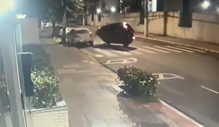 Motorista bateu em carro branco estacionado e quase capotou. Foto: Reprodução/ TV Vitória