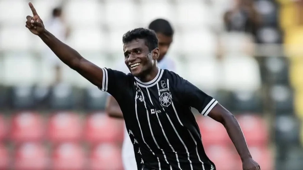 Maranhão, atacante do Rio Branco, comemora gol