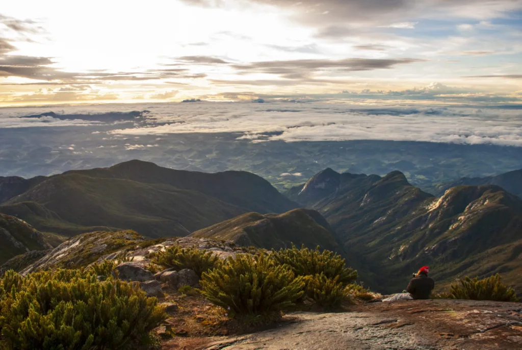 Leonardo Merçon fotografa no Pico da Bandeira, utilizando seus primeiros equipamentos profissionais