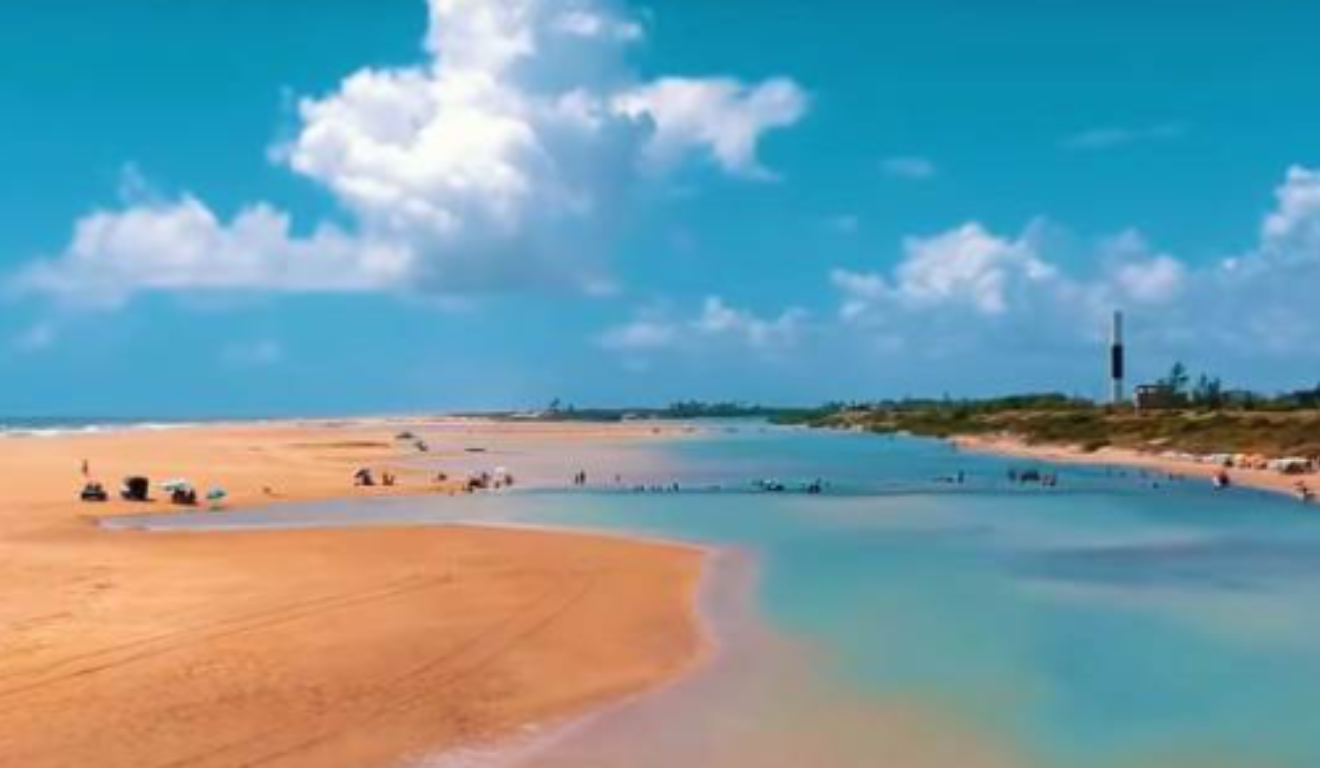 Imagem mostra praia de Urussuquara em dia ensolarado.